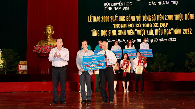 Các nhà tài trợ, nhà hảo tâm trao tiền ủng hộ Quỹ Khuyến học tỉnh Nam Định.
