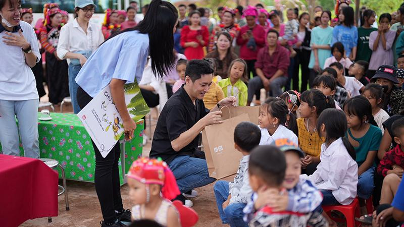 Đại diện Uniqlo cùng H'Hen chung tay mang đến thêm niềm vui tựu trường cho các em nhỏ qua các món quà thiết yếu