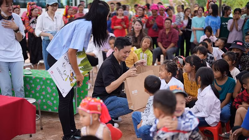 Đại diện Uniqlo cùng H'Hen chung tay mang đến thêm niềm vui tựu trường cho các em nhỏ qua các món quà thiết yếu