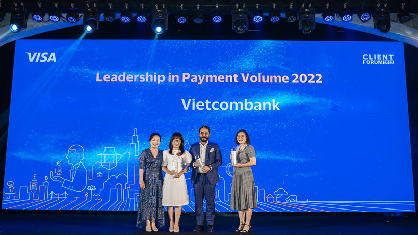 Bà Đoàn Hồng Nhung - Phó Giám đốc Khối bán lẻ Vietcombank nhận giải thưởng.
