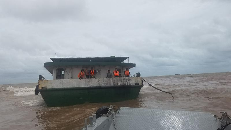 Tàu chở hơn 1.000 tấn dầu DO bị nước đánh tràn vào hầm tàu, có nguy cơ chìm đắm. (Ảnh: Bộ đội Biên phòng tỉnh Thái Bình cung cấp)