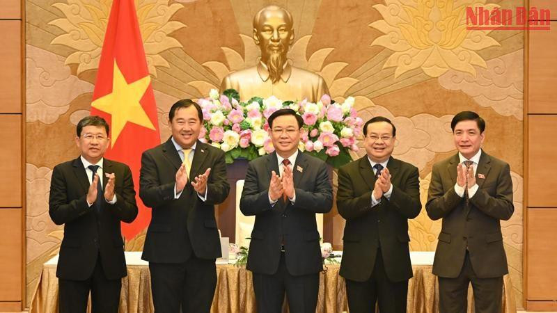 Chủ tịch Quốc hội Vương Đình Huệ và Chủ nhiệm Ủy ban Đối ngoại Quốc hội Lào Sanya Praseuth; Chủ nhiệm Ủy ban Đối ngoại, hợp tác quốc tế, thông tin và truyền thông Quốc hội Campuchia Sous Yara cùng các đại biểu tại buổi tiếp.