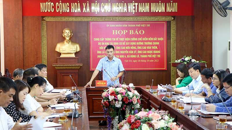 Ông Nguyễn Hữu Nhu cung cấp thông tin cho báo chí về quá trình triển khai giải phóng mặt bằng các dự án trọng điểm của Thành phố Việt Trì. 