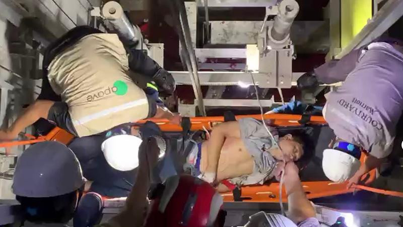 Lực lượng cứu hộ nỗ lực đưa nam công nhân lên từ hố sâu 7m.