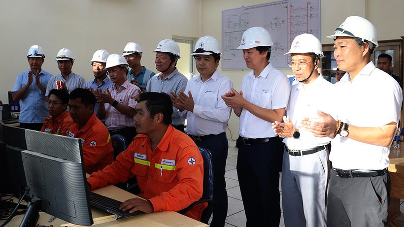 Các đại biểu chứng kiến thời khắc đóng điện thành công Trạm biến áp 500kV Vân Phong.