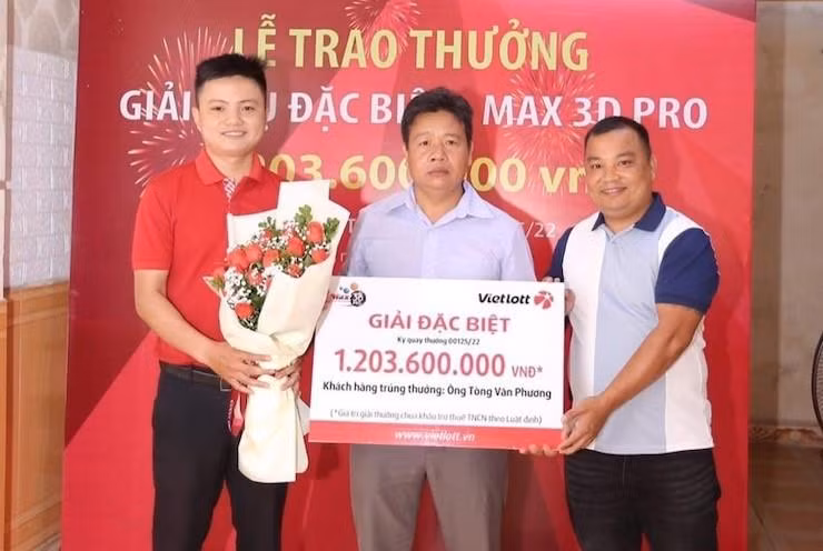 Ông Tòng Văn Phương (đứng giữa) là chủ nhân giải xổ số hơn 1,2 tỷ đồng của Max 3D Pro.