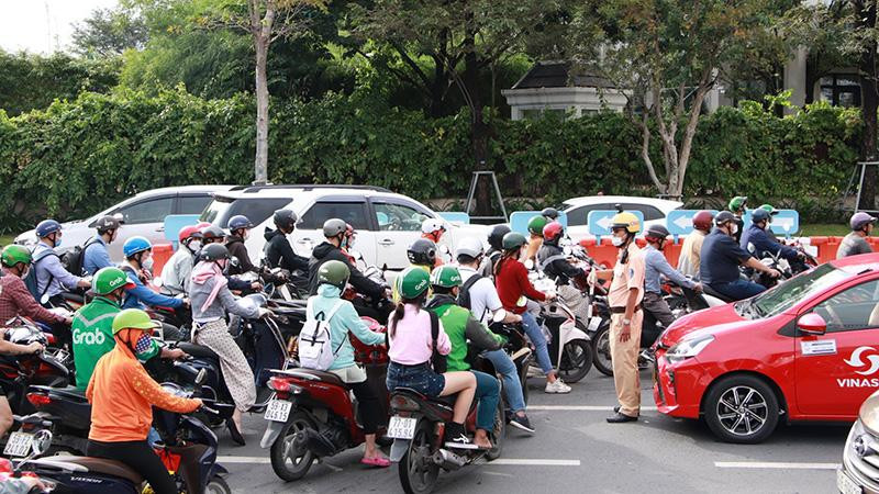 Cảnh sát giao thông có mặt từ sớm ở khu vực dưới chân cầu Sài Gòn để điều tiết phương tiện lưu thông.