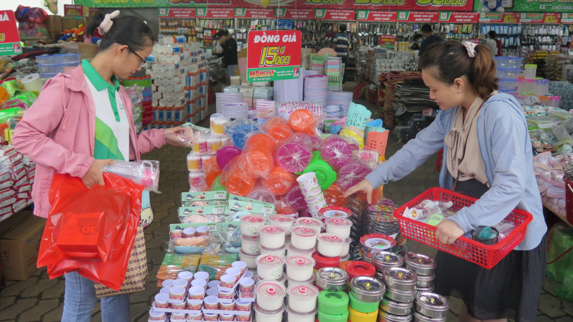 Người tiêu dùng mua sắm hàng hóa được khuyến mãi tại Hội chợ trong chiều 6/12.