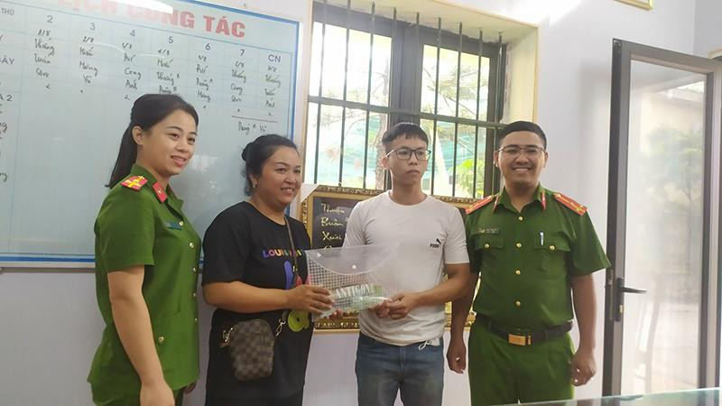Công an thành phố Thái Bình tổ chức trao trả 102 triệu đồng cho người bị mất tài sản. (Ảnh: Công an cung cấp)