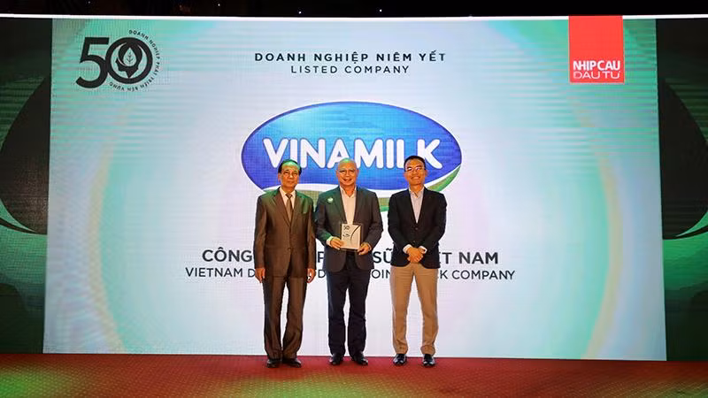 Ông Trịnh Quốc Dũng, Giám đốc Điều hành Vinamilk (Khối Phát triển vùng nguyên liệu) đại diện nhận giải thưởng Top 50 CSA.