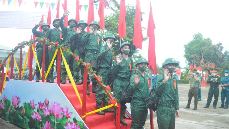 Thanh niên Quảng Ngãi nô nức lên đường nhập ngũ.