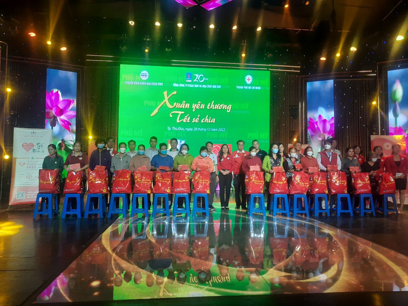 Tặng quà cho bà con thành phố Thủ Đức.