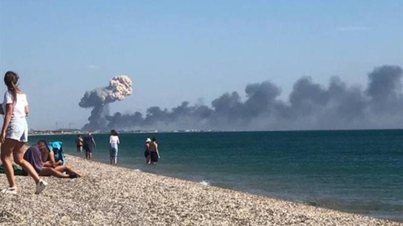 Cột khói bốc lên sau vụ nổ trên bán đảo Crimea ngày 9/8/2022. (Ảnh: Kyiv Post/ TTXVN)