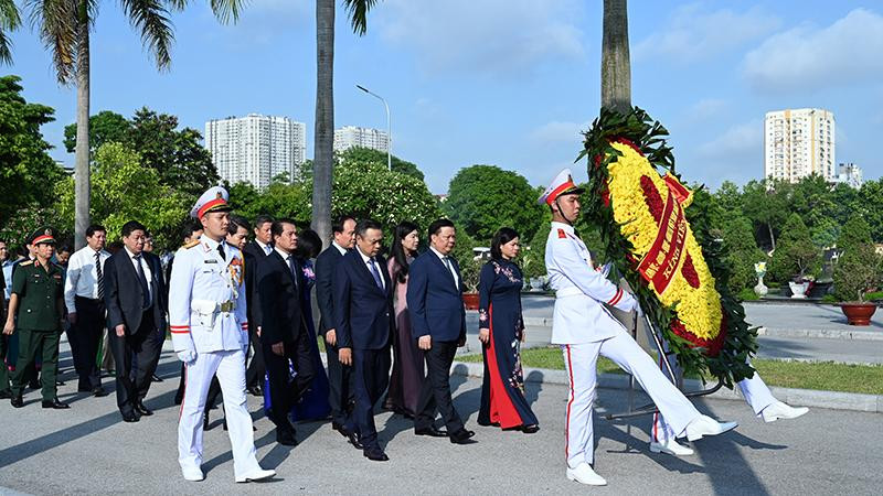 Tưởng nhớ các bậc tiền bối cách mạng, Anh hùng liệt sĩ tại nghĩa trang Mai Dịch