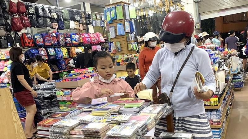 Đầu năm học luôn là áp lực đối với nhiều phụ huynh vì phải mua sắm nhiều thứ cho con đến trường, vì vậy, Sở Giáo dục và Đào tạo tỉnh Đắk Lắk sẽ xử lý nghiêm nếu trường học nào thu trái quy định. 