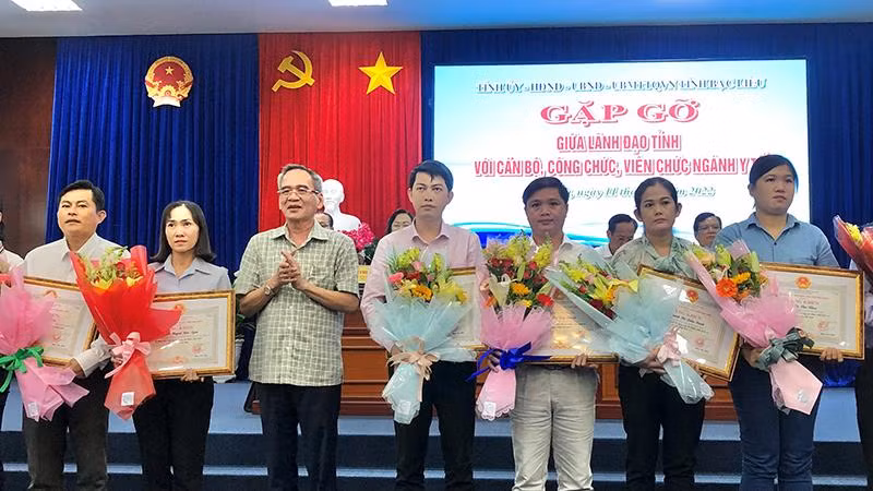 Đồng chí Bí thư Tỉnh ủy Bạc Liêu Lữ Văn Hùng tặng bằng khen và hoa cho những thầy thuốc xuất sắc trong tỉnh. (Ảnh: TRỌNG DUY)