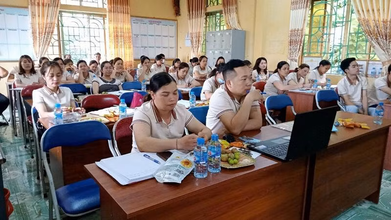 Năm học 2022-2023, Trường Phổ thông dân tộc bán trú Tiểu học và Trung học cơ sở xã Phan Thanh, huyện Bảo Lạc, tỉnh Cao Bằng vẫn chưa có giáo viên dạy môn tin học. (Ảnh: Đội ngũ giáo viên nhà trường)