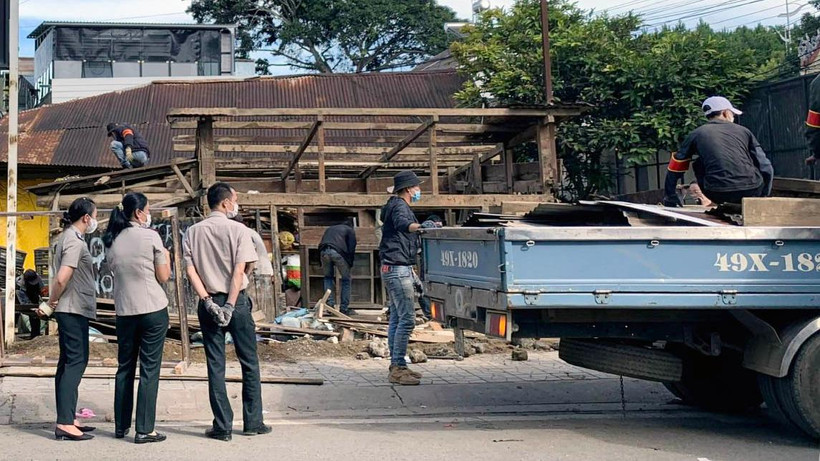 Hiện trường cưỡng chế giao tài sản cho người được thi hành án.