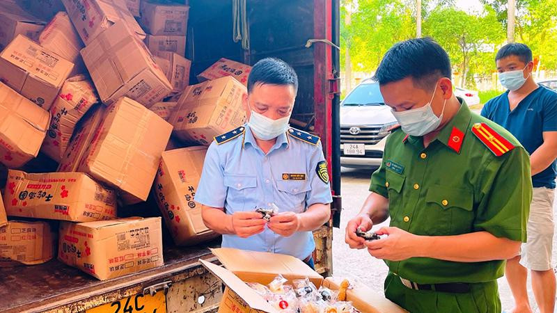 Công an tỉnh Lào Cai thu giữ lô hàng 54.000 cái bánh dẻo không rõ nguồn gốc.