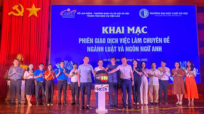 Khai mạc Phiên giao dịch việc làm chuyên đề ngành luật và ngôn ngữ Anh với sự tham dự của lãnh đạo Trung tâm Dịch vụ việc làm Hà Nội và Trường Đại học Luật Hà Nội.