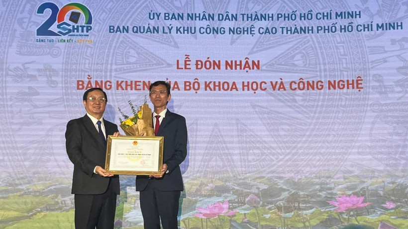 Bộ trưởng Khoa học và Công nghệ tặng bằng cho Ban Quản lý Khu Công nghệ cao Thành phố Hồ Chí Minh.