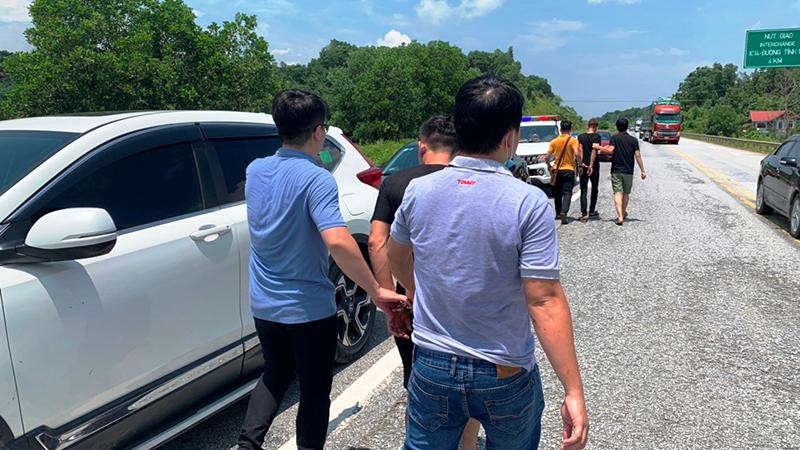 Bắt giữ các đối tượng người Việt Nam đưa người nhập cảnh trái phép, trên cao tốc Lào Cai-Nội Bài.