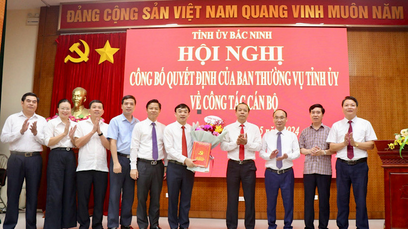 Các đại biểu tặng hoa chúc mừng Trưởng ban Tuyên giáo Tỉnh ủy Bắc Ninh.