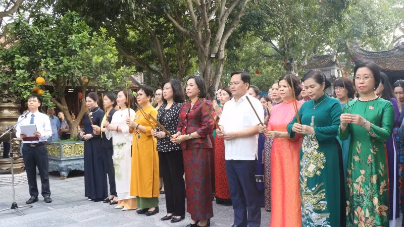 Phó Chủ tịch Quốc hội Nguyễn Thị Thanh và các đại biểu làm lễ dâng hương tại Đền Đô. 