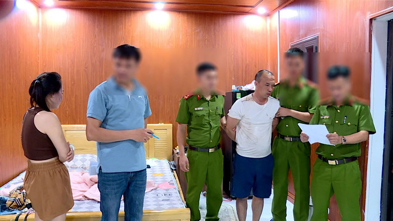 Lực lượng chức năng đọc lệnh khám xét tại nhà của đối tượng.