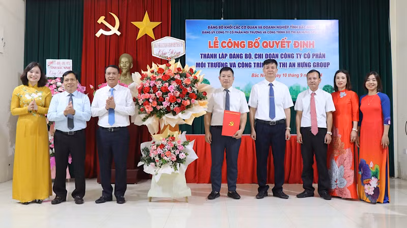 Đảng ủy Khối các cơ quan và doanh nghiệp tỉnh Bắc Ninh tặng hoa chúc mừng Đảng bộ Công ty cổ phần môi trường và công trình đô thị An Hưng Group.