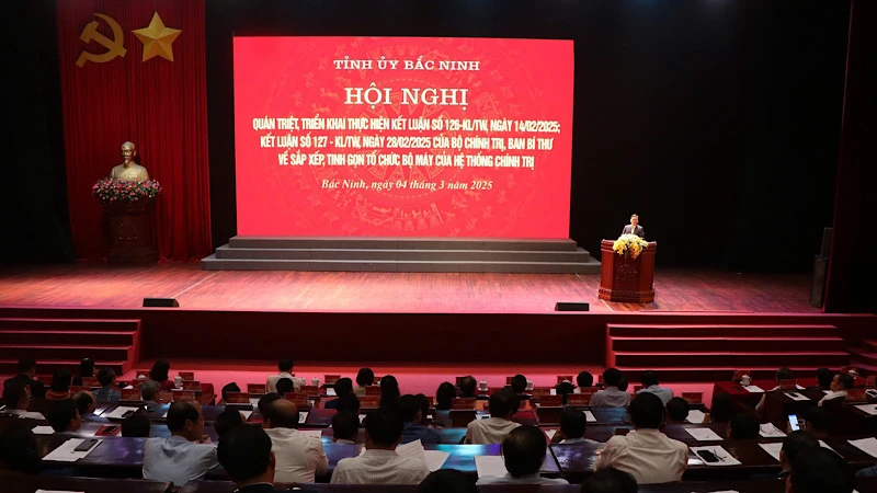 Hơn 400 đại biểu tham dự Hội nghị quán triệt các kết luận của Bộ Chính trị, Ban Bí thư về tiếp tục sắp xếp tổ chức bộ máy của hệ thống chính trị do Tỉnh ủy Bắc Ninh tổ chức.