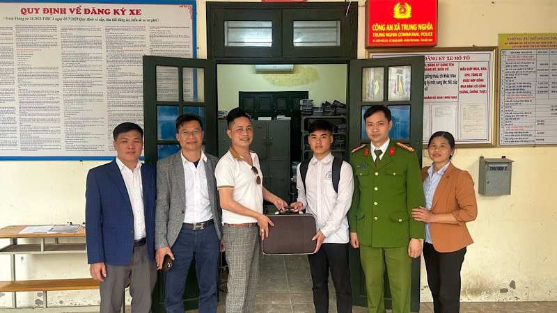 Em Nguyễn Bá Biền trao trả lại tài sản cho người đánh rơi.