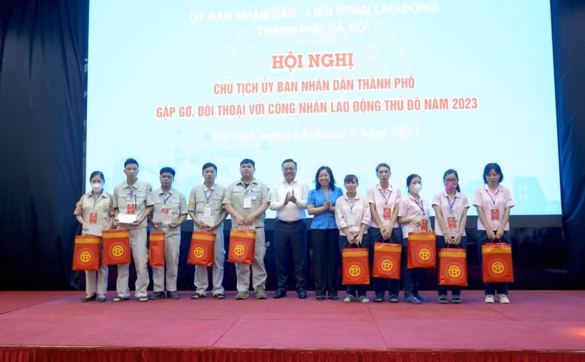Lãnh đạo thành phố Hà Nội gặp gỡ, đối thoại với công nhân, người lao động.