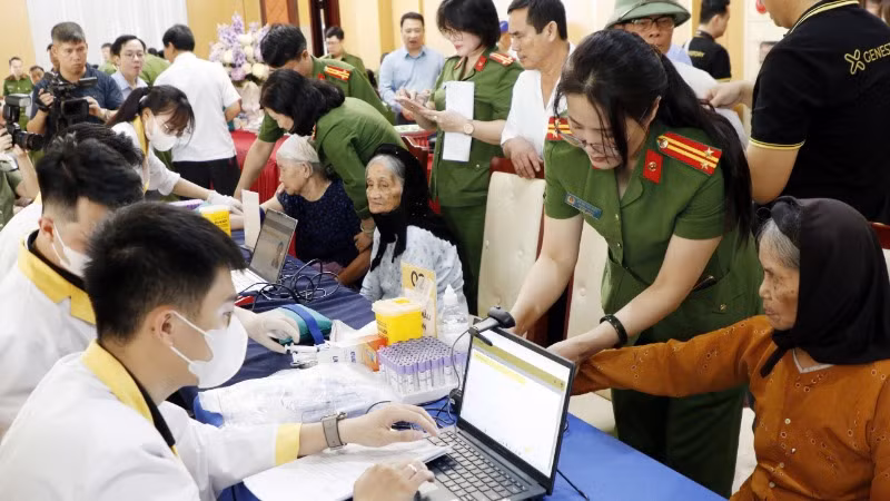 Lực lượng Công an tiến hành thu nhận mẫu ADN của các thân nhân liệt sĩ.