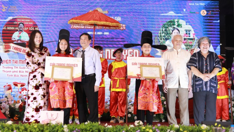 Trạng nguyên Tiếng Việt toàn quốc Nguyễn Thị Minh Thảo, học sinh lớp 4, Trường tiểu học Suối Hoa, thành phố Bắc Ninh (thứ 3 từ phải sang) tại lễ trao giải.