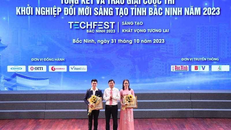 Lãnh đạo tỉnh Bắc Ninh và các tác giả đạt giải Nhất Cuộc thi Khởi nghiệp đổi mới sáng tạo.