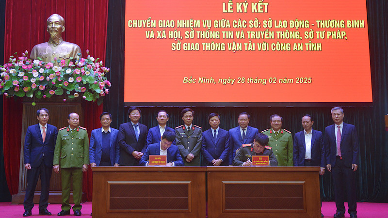 Ký kết chuyển giao nhiệm vụ giữa các sở, ngành với Công an tỉnh. 