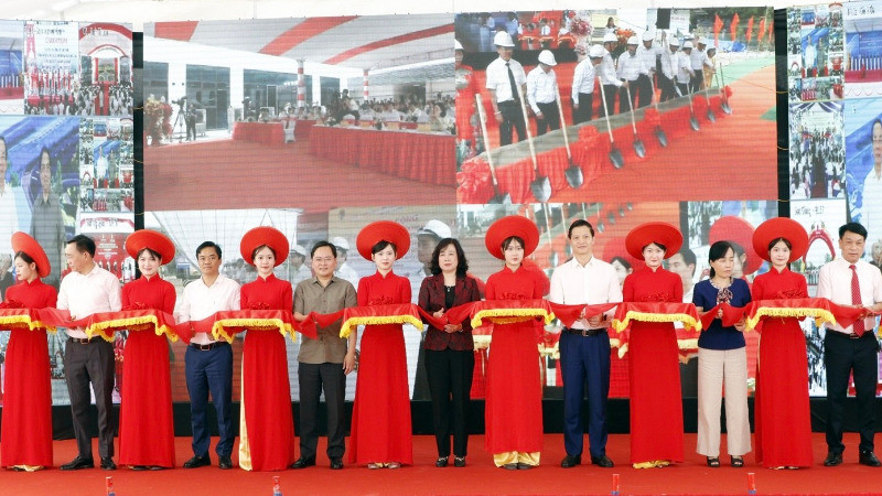 Các đại biểu cắt băng khánh thành dự án Đầu tư xây dựng mở Bệnh viện Sản-Nhi, thành phố Bắc Ninh.