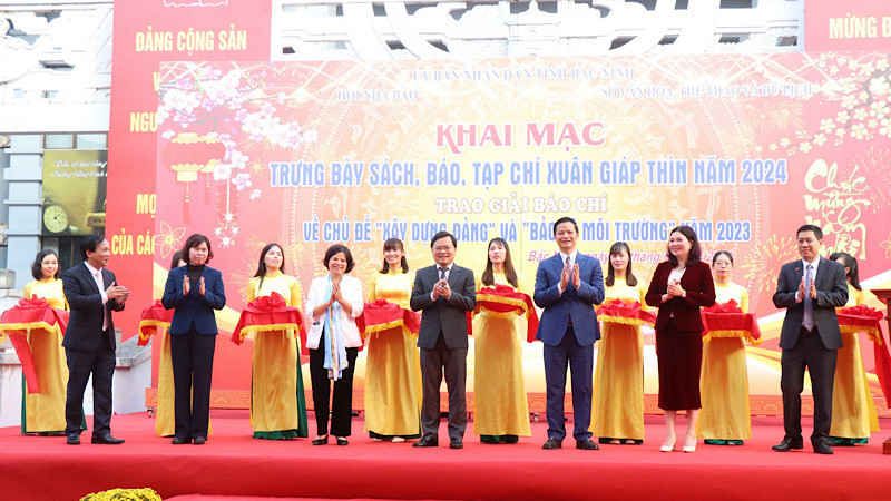 Các lãnh đạo tỉnh Bắc Ninh cắt băng khai mạc Hội báo Xuân Giáp Thìn.