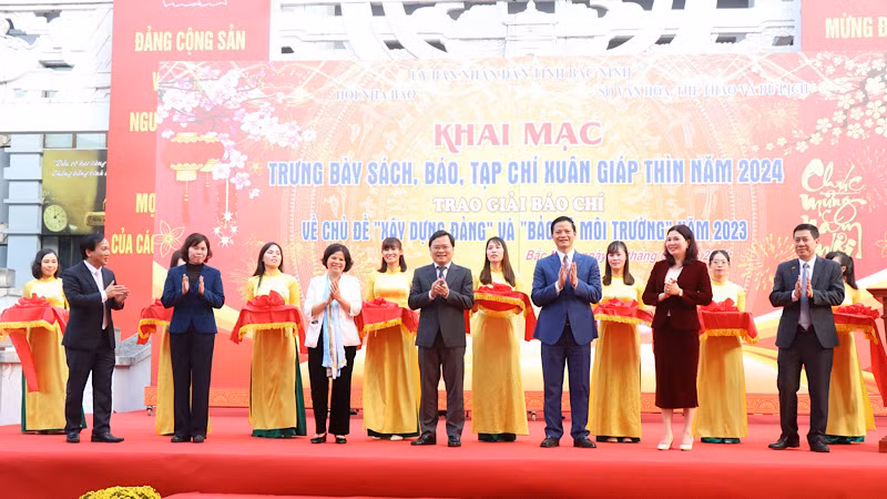 Các lãnh đạo tỉnh Bắc Ninh cắt băng khai mạc Hội báo Xuân Giáp Thìn.