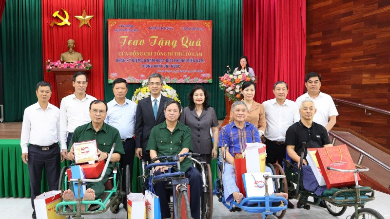 Đoàn công tác Văn phòng Trung ương Đảng đến thăm và trao quà của Tổng Bí thư Tô Lâm tặng Trung tâm Điều dưỡng thương binh Thuận Thành, (thị xã Thuận Thành, tỉnh Bắc Ninh).