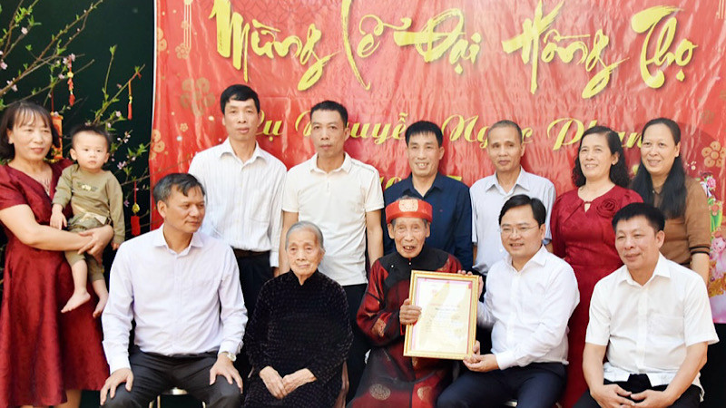 Bí thư Tỉnh ủy Bắc Ninh chúc Tết, mừng lễ Đại hồng thọ cụ Nguyễn Ngọc Phan,100 tuổi, cán bộ tiền khởi nghĩa ở thành phố Bắc Ninh. 