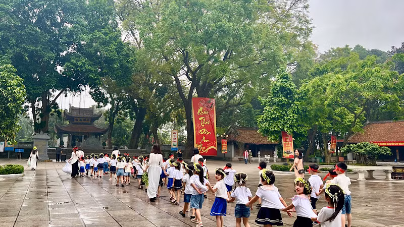 Lăng và Đền thờ Kinh Dương Vương là một di tích lịch sử đặc biệt về Kinh Dương Vương, người được coi là Thủy tổ của người Việt cổ. 