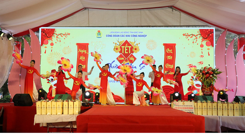 Các tiết mục văn nghệ tại Chương trình “Tết sum vầy-Xuân chia sẻ; Ngày hội công nhân-Chợ tết Công đoàn năm 2024”.
