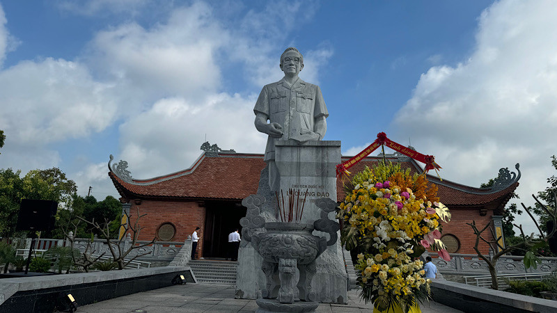 Tượng đài đồng chí Lê Quang Đạo tại thành phố Từ Sơn.