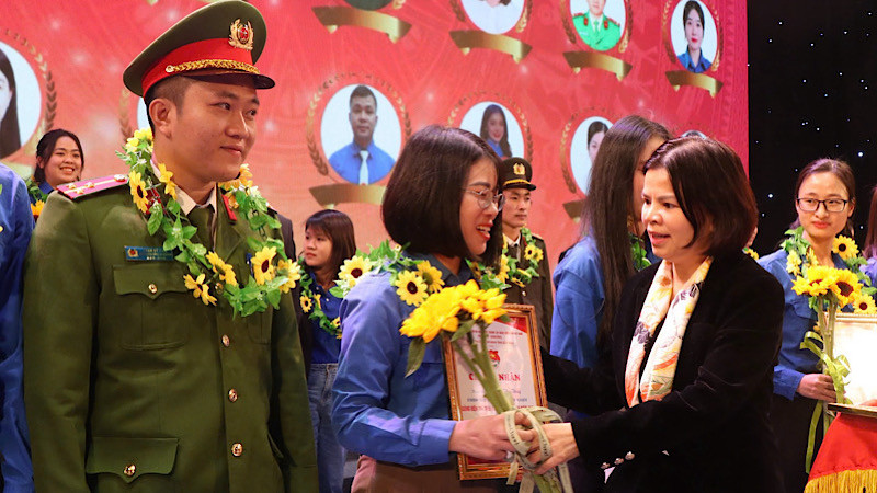 Phó Bí thư Thường trực, Chủ tịch Hội đồng nhân dân tỉnh Bắc Ninh Nguyễn Hương Giang chúc mừng các đảng viên trẻ tiêu biểu được tuyên dương dịp này.