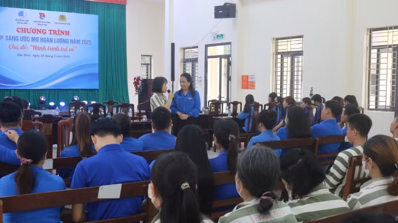 Các đoàn viên thanh niên giao lưu, hỗ trợ tư vấn pháp luật cho các phạm nhân.