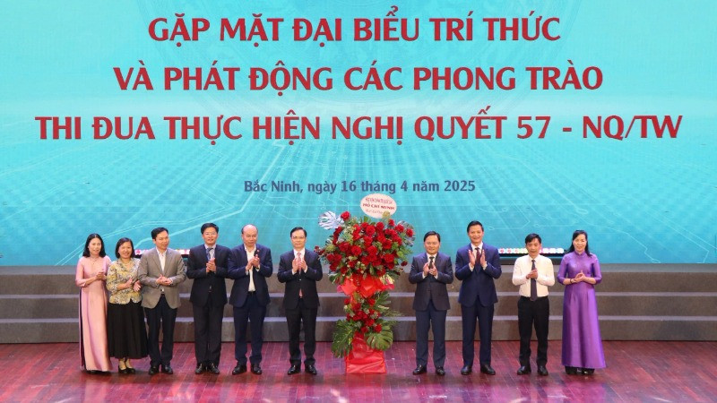 Lãnh đạo tỉnh Bắc Ninh đón nhận lẵng hoa chúc mừng từ đại diện các trí thức tham dự hội nghị trao tặng.