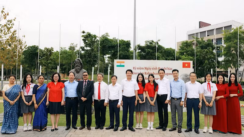 Ngài Phó Đại sứ Ấn Độ tại Việt Nam (thứ 6 từ trái qua) chụp ảnh lưu niệm cùng các đại biểu.