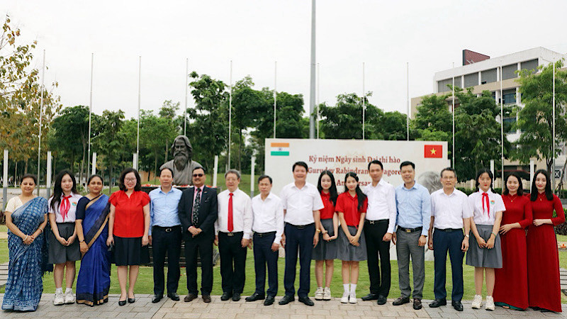 Ngài Phó Đại sứ Ấn Độ tại Việt Nam (thứ 6 từ trái qua) chụp ảnh lưu niệm cùng các đại biểu.